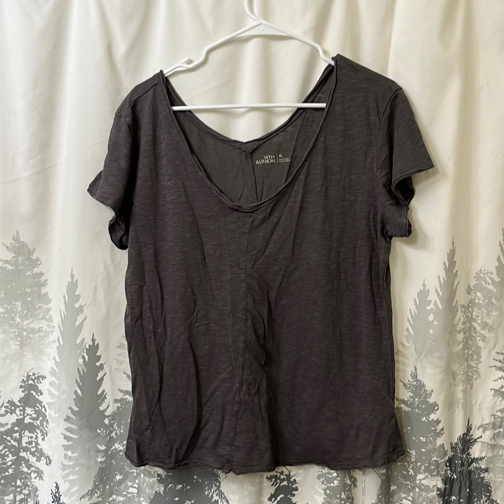 14th & Union double v neck gray T-shirt size XL